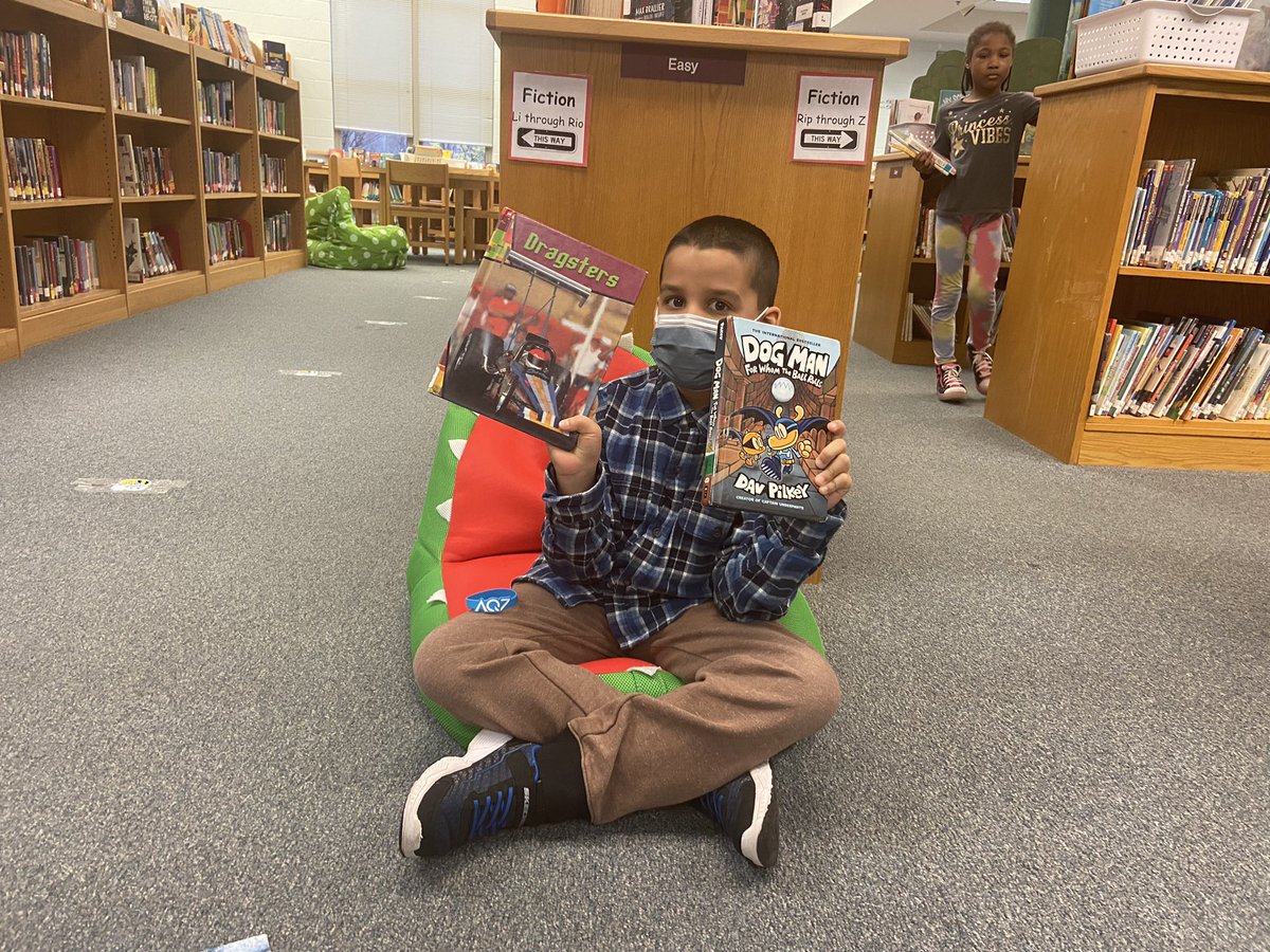 halley_es's tweet photo. These Hornets love to visit @christieghall in the library to pick out great books and find a cozy spot to start reading. @fcpsnews @Region4FCPS @FCPS_LIS #HalleyHornets #LibraryRocks https://t.co/JUxfsPqgru