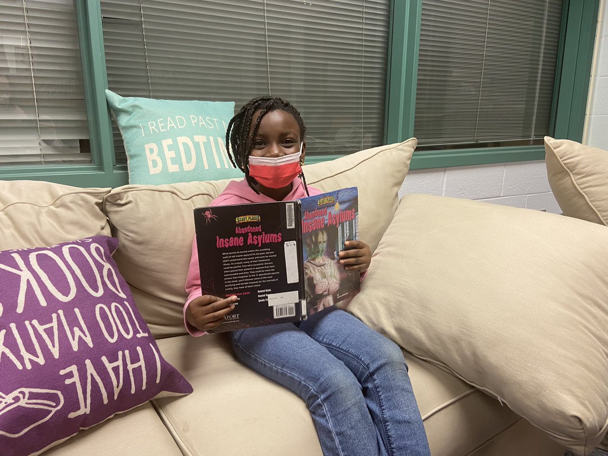 halley_es's tweet photo. These Hornets love to visit @christieghall in the library to pick out great books and find a cozy spot to start reading. @fcpsnews @Region4FCPS @FCPS_LIS #HalleyHornets #LibraryRocks https://t.co/JUxfsPqgru