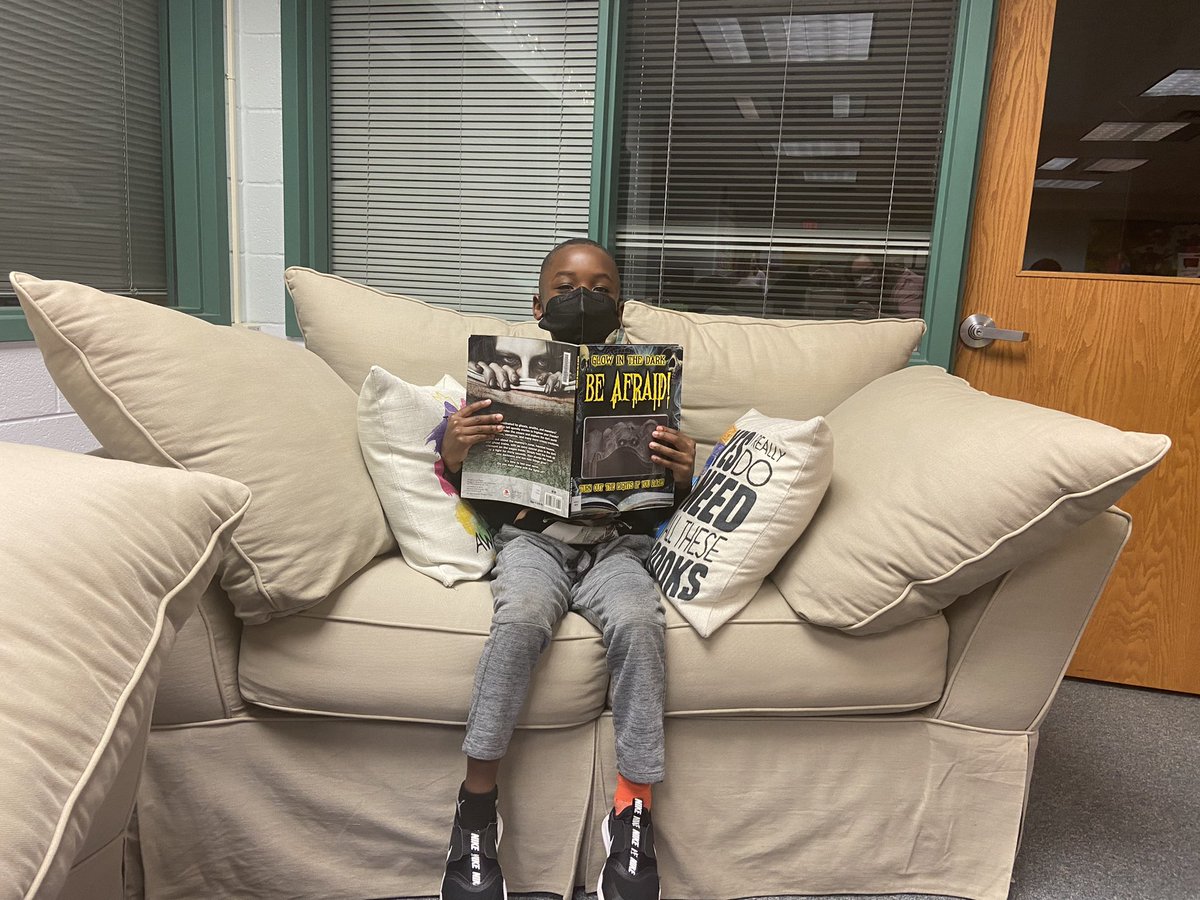 halley_es's tweet photo. These Hornets love to visit @christieghall in the library to pick out great books and find a cozy spot to start reading. @fcpsnews @Region4FCPS @FCPS_LIS #HalleyHornets #LibraryRocks https://t.co/JUxfsPqgru