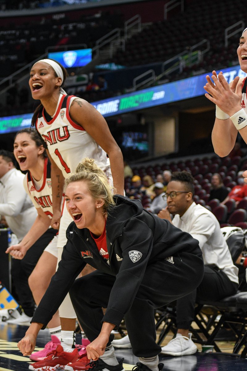 GoHuskiesWBB's tweet photo. A season we'll never forget ❤️. https://t.co/9RBvxBBRiZ