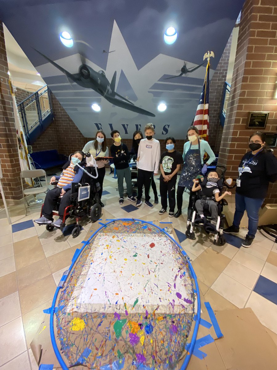 MaryWitteSLP's tweet photo. A group of District 34 Attea Middle School students engaged in a collaborative project to code and remotely control #Sphero #robots in order to paint an original work of art! 🧑🏼‍🎨🎨 #AtteaFlyers #WeAreD34 https://t.co/nlQw9kkP85