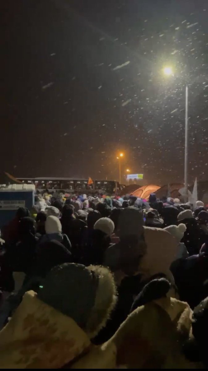 LauraBukavinaMD's tweet photo. Volunteers #Medyka border work around the clock 24/7 since the beginning of the invasion .. all pro Bono , from all over the world . Setting up warming camps , passing out food and providing medical care #NoToWar https://t.co/Wv7ea9xkWt
