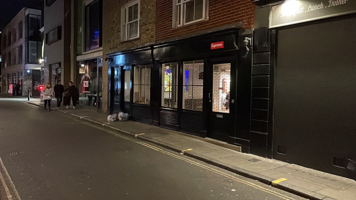 hypetingz's tweet photo. @dropsdotgg Supreme London 🤷🏽‍♂️ https://t.co/cRXnZZtTu9