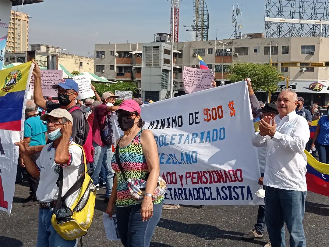 #9Mar Movimientos de pensionados y jubilados de #Aragua, gremios y demás activistas protestan frente a la sede del Instituto Venezolano del Seguro Social #IVSS, #CajaRegional en #NuestraMaracay en rechazo al reciente aumento de sueldo, anunciado por el régimen de Nicolás Maduro.