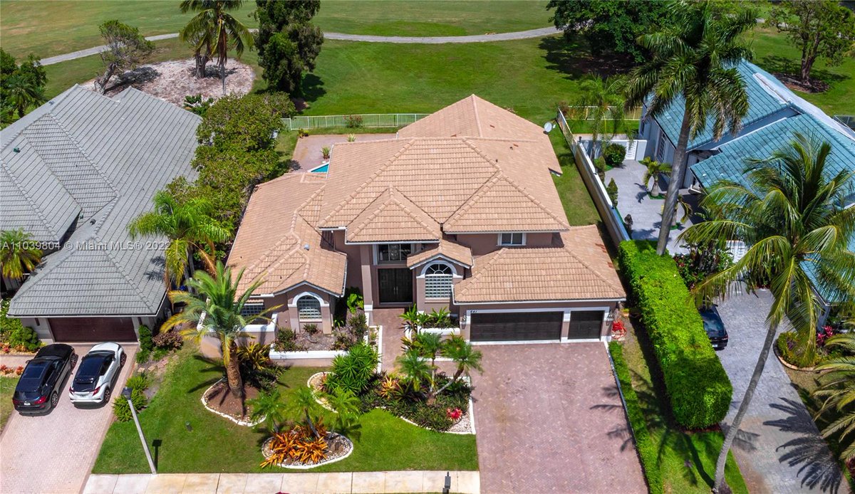 Al_Sanchez59's tweet photo. Ready to upgrade? Impeccable 3 BD/ 3 BA in Pembroke Pines has it all. Call/text/DM me!  https://t.co/rJqRmnnNl1 https://t.co/hhbJpEPfOg