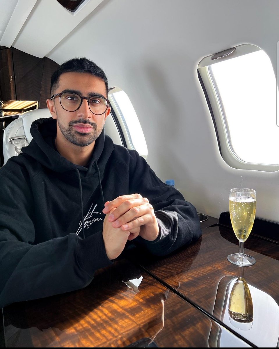 Moiz_RMA's tweet photo. Goals against Ligue 1 teams this season

Messi: 2
Benzema: 3

One of em doesn't play in ligue 1 https://t.co/4AOjUyi3Po