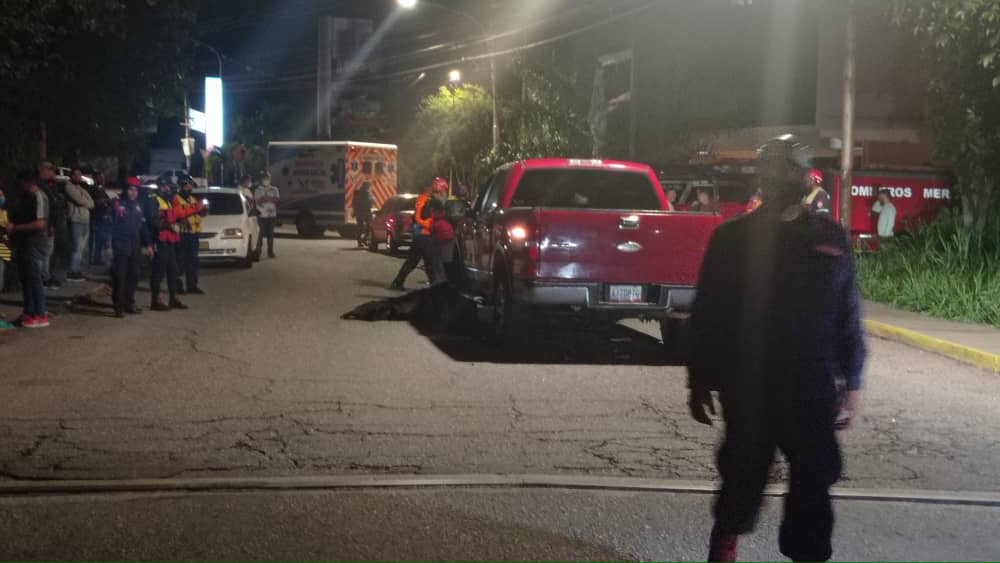 jadesdelgado's tweet photo. A esta hora:  7;06 p.m. Accidente frente a la estación de servicio de La Mata Mérida.  Colisión de una camioneta  con un motorizado. Una persona fallecida. Bomberos de Mérida en el sitio.

Vía @ElvisRivasGLOBO

#accidentemerida #merida #bomberosmerida #hechovial https://t.co/ATKh0AudRH