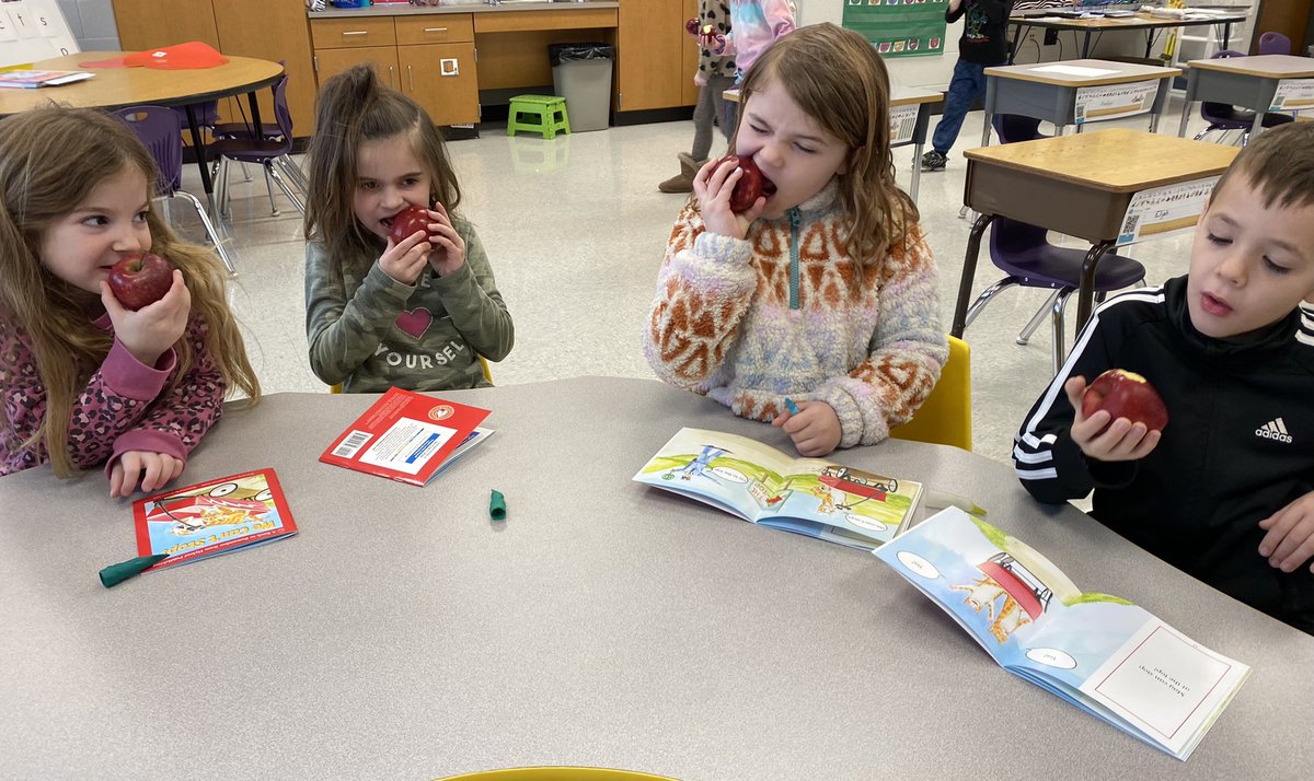 jovteach's tweet photo. Is there anything better than biting into a healthy snack and a good book at the same time? We loved Apple Crunch Day in Kindergarten! 🍎 @WESpolarbears #WEStandTogether #InspireWES https://t.co/m96HlbUaaI
