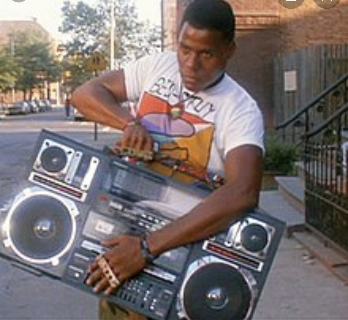 upperfeeny's tweet photo. Two-finger peace to Radio Raheem #DoTheRightThin https://t.co/586uvKDooX