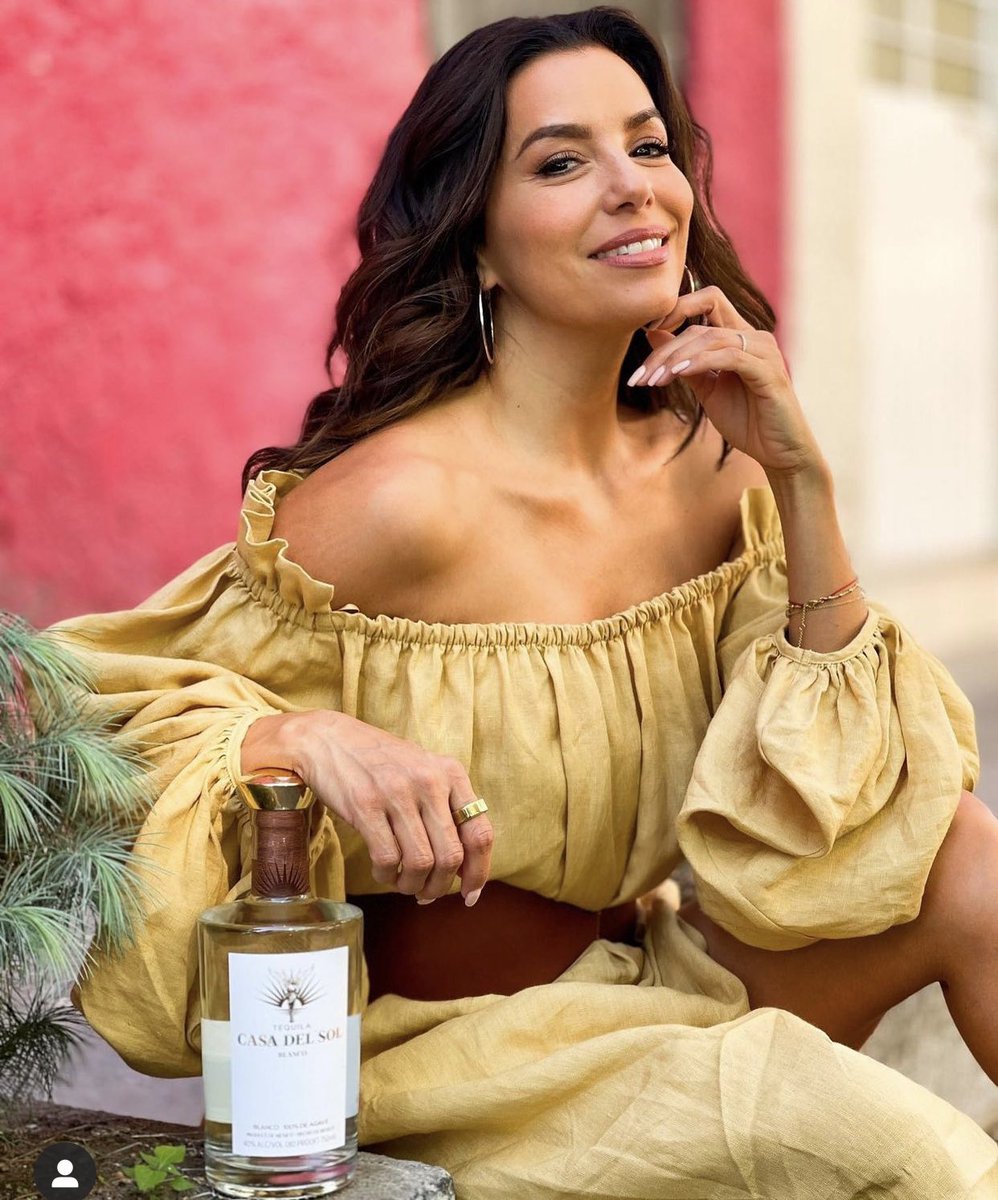 After meeting @EvaLongoria last night in the @WomenTribe_nfts space we knew we had to make her a part of our honorary collection! Our artist @annasaleart created this piece to celebrate Eva's #CasaDelSol tequila launch and tossed in a few extra details we thought she'd love! #NFT