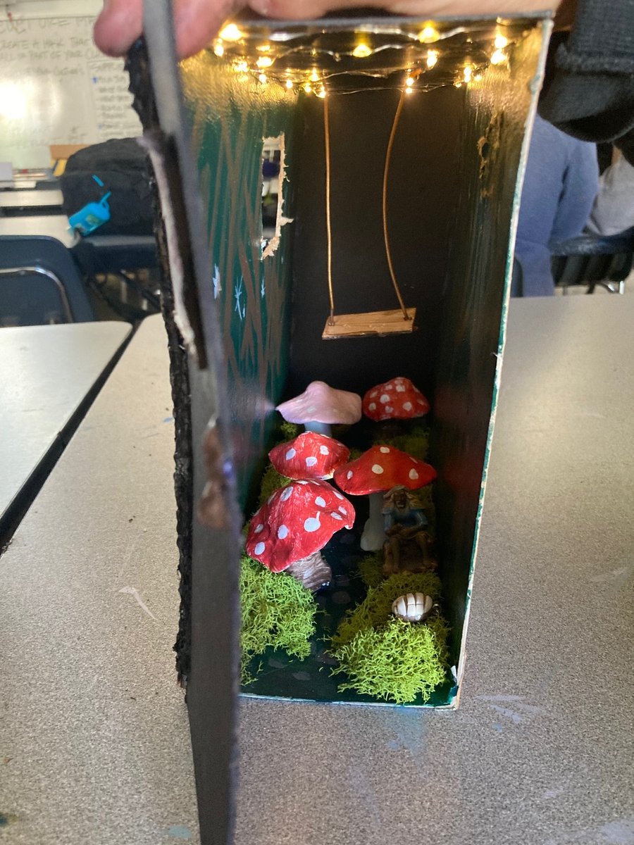 ECHS-Lawndale’s Advanced Art Class with Mr. Gower has had some exciting new projects! In class, students tap into their full potential of creativity and with guidance from Mr. Gower along the way.