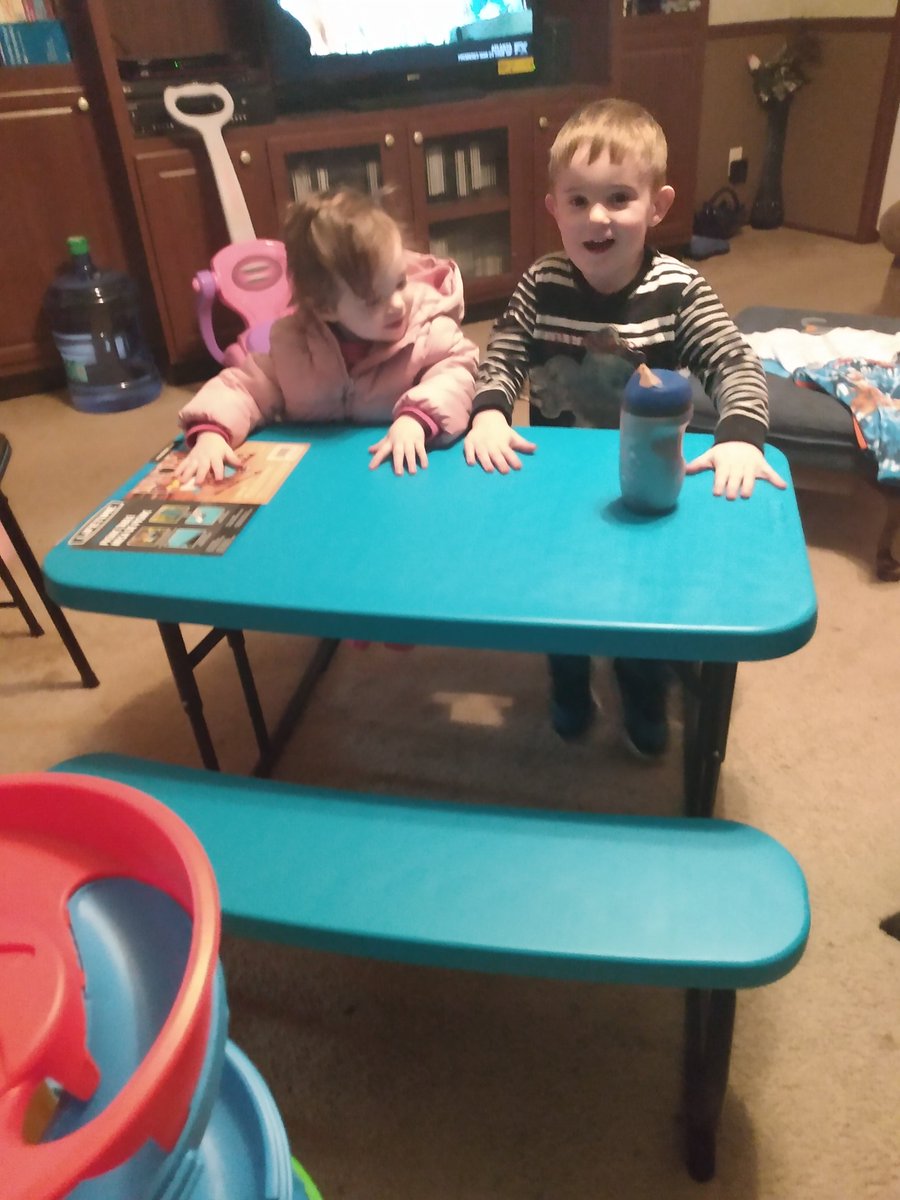 BriarHawkeye's tweet photo. I think they like the new table. ππππβ₯οΈβ₯οΈβ₯οΈ
#AprilMarie #StephenLee #MyNiece #MyNephew https://t.co/D4ZV32J235