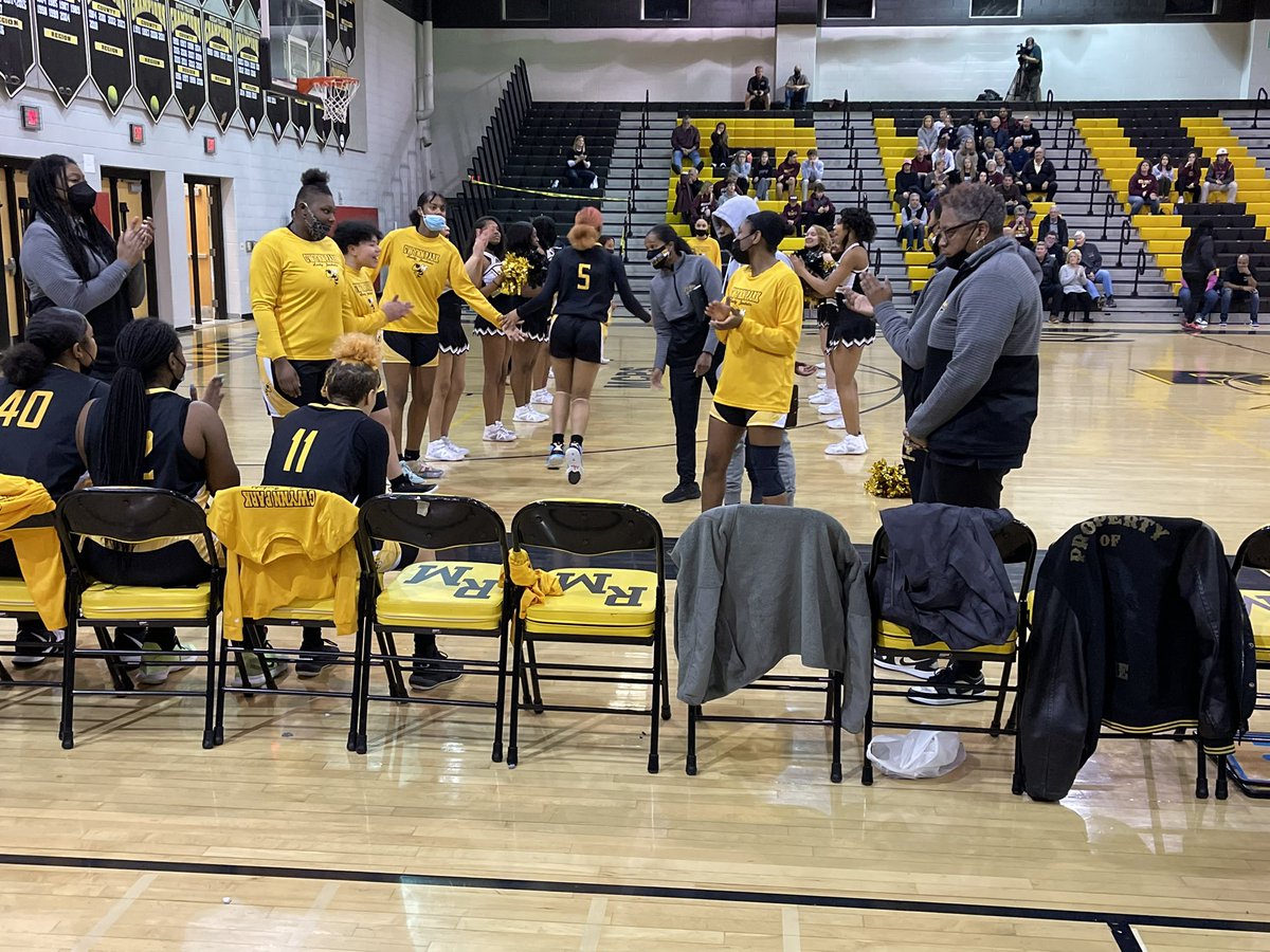 Melissa90908196's tweet photo. Happening Right Now!!! Let’s go Lady Yellow Jackets!!! State Semi-Finals🏀🏀🏀 https://t.co/l50pqxWf6r