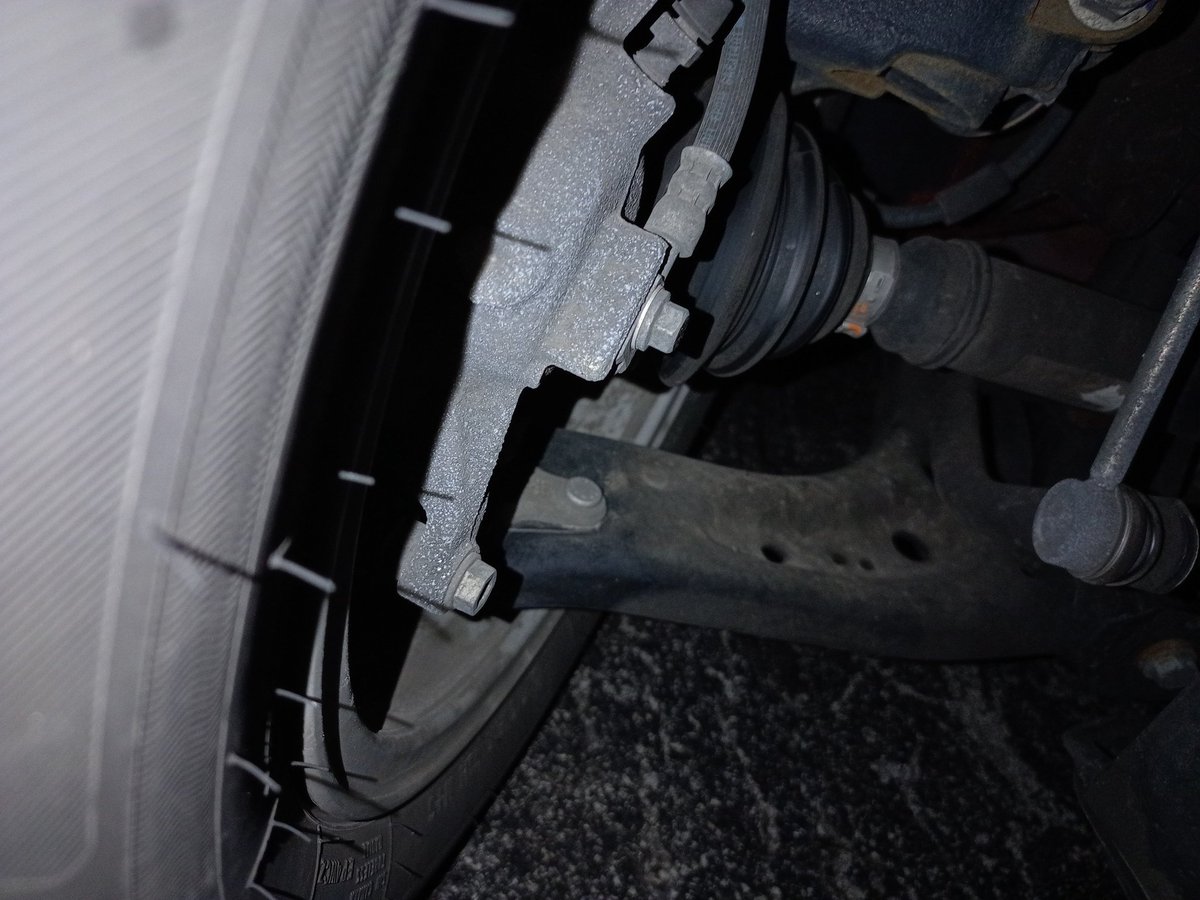 Harry74058049's tweet image. This cv look decent? Recently installed. #cvboot #cars #carmechanics #fixingcars #carsuspension #frontend #racknpinion #car