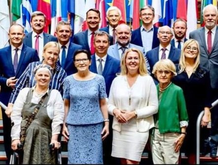 Zawsze w życiu starałem się być grzeczny, kontrolować wypowiadane słowa i nie przeklinać. Ale czy to w ogóle jeat jeszcze możliwe?! Od kilku lat przerażam samego siebie. Co oni ze mnie zrobili?!!!
Te qrwy zdradzieckie, obleśne prostytutki z tym rudym wrednym matołem na czele!!!🤮