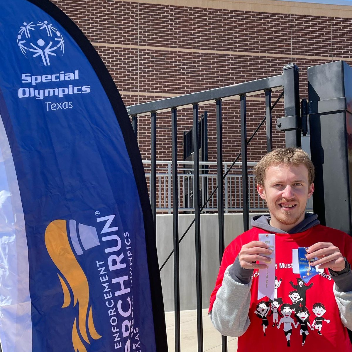 LLAPayne's tweet photo. A stadium full of brave champions!!!
#SpecialOlympics2022 #finallybackatit #autism #fragilex
"Let me win. But if I cannot win, let me be brave in the attempt." @brynapayne12 @GCISD @parkerpolk4 https://t.co/djGkXfLo6o