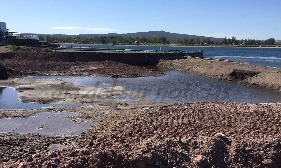 biencuyano's tweet photo. #LaTortugaSeEscapa Mientras el gobierno de Suarez y el de Irrigación Marinelli se hacen "los sotas", la guerra por el agua continúa en Mendoza! Vecinos del distrito de El Nihuil preocupados ante "el robo" impune de agua del lago a cargo de empresa privada https://t.co/YYz5LjwluC https://t.co/MicFSwaeo4