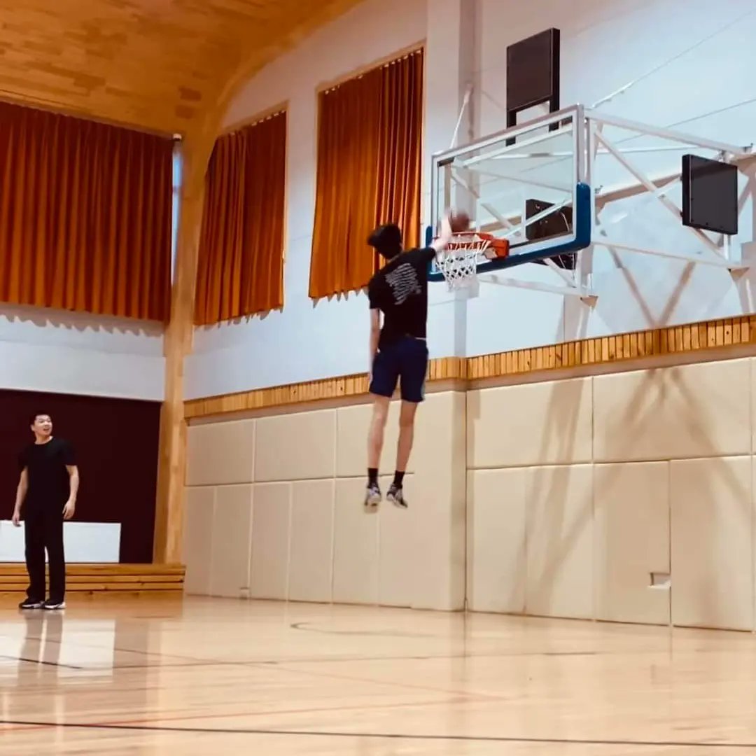 За найзуудаас нэг гуйлт бна.
Энэ сургуульд орох цаашдаа карьер нь өсхөд Инстаграмм Твитерийн дагагчидын тоо бас их чухал болсон юм бна.Инста нь хангалттай дагагчтай Твитер нь тааруу юм бна.
Ритвит хийгээд дагаад олон хүн дагуулж тус болно уу?Баярлалаа. 
@OdEnkhiin