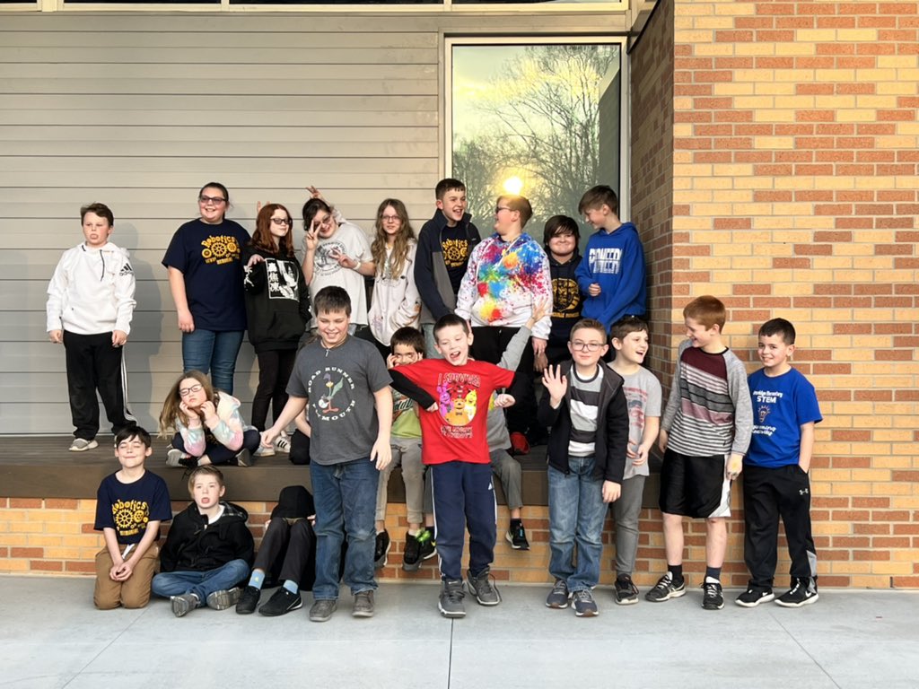 brooklyn_stem's tweet image. What a great night. Thank you @jen_holloway24 for bringing your robotics team to @brooklyn_stem for a friendly competition. The students had a great time. @NewbyMemorial @MSDMartinsville @MrsvlPioneers @ArtesiansUnited @VEXRobotics #roboticsfun