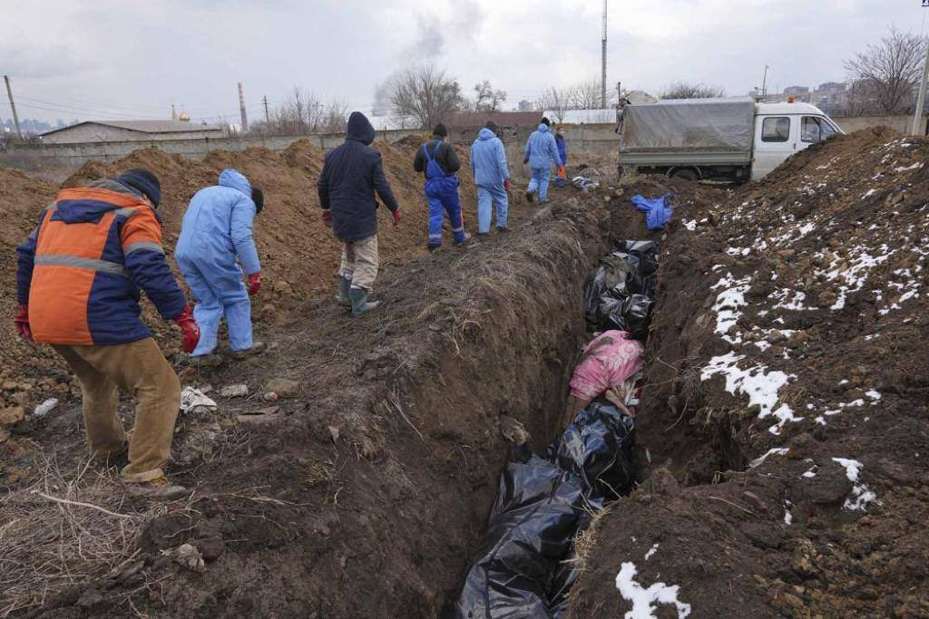 Mariupol. People get buried in a collective grave.
Good morning, world. 

#StandWithUkraine️ #ClosetheSkyoverUkraine