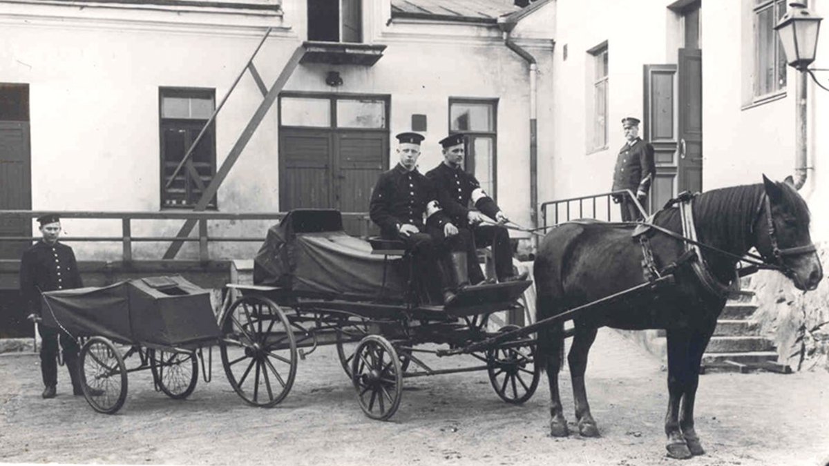 taisto_hakala's tweet photo. #Helsinki #pelastuslaitos ensihoitopalvelu käynnistyi 10.3.1905, 117 vuotta sitten. Vaatimattomasti alkaneesta toiminnasta on kehittynyt terveydenhuollon ja pelastustoimen yhteistyöllä maailman parhaimmistoa edustava ensihoitopalvelu. #ensihoito #terveydenhuolto #pelastustoimi https://t.co/iWbXdi69KG