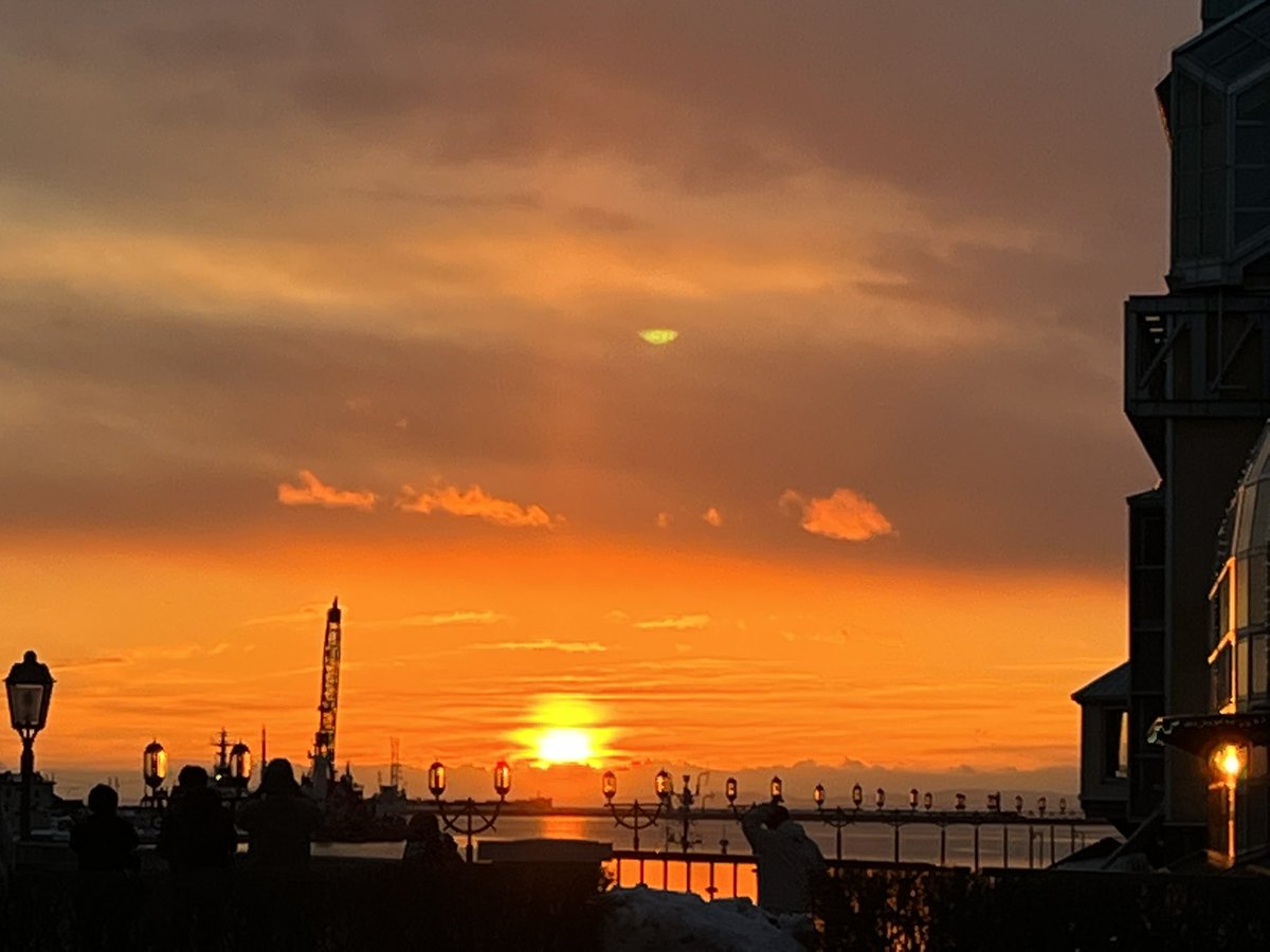 hamster_snow's tweet photo. ⌘ お そ よ う ご ざ い ま す ⌘

　　釧路の夕陽　2

太陽ってすごいなぁ、綺麗だなぁ✨幸せな気持ちになりました🍀
みんなにも幸せが届きます様にっ😊

#iPhone撮影 #写真好きな人と繋がりたい #カメラ好きな人と繋がりたい #釧路 #北海道 #Japan #sunset https://t.co/dNx1qBuhkG