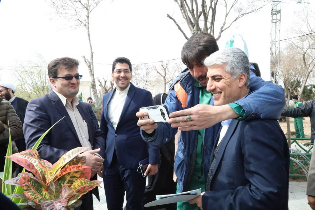 officialmohseni's tweet photo. یاد باد آن روزگاران یاد باد💚. اسفند ۱۳۹۷ روز درختکاری( عکس سلفی با یک کارگر زحمتکش فضای سبز منطقه ۱۷)# شهردار و آدم باشیم🌺 https://t.co/8YejXudysF