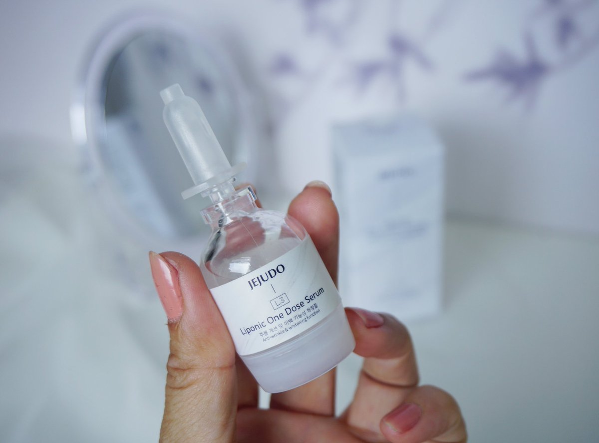 koryatelling's tweet photo. ถ้าถามว่าวัย 40+ ใช้อะไรแล้วดูเด็กได้ขนาดนี้ เราใช้นี่ค่ะ 
Jejudo liponic One Dose Serum L3 เซรั่มที่รวมกรดไฮยาลูโรนิกทั้ง8ชนิด เติมน้ำกับเก็บความชุ่มชื้น ริ้วรอย ร่องลึกดูตื้นขึ้น ผิวสวยอ่อนวัยจนใครก็ชม #jejudocosmetics #liponicserum #เซรั่มหน้ากระจก https://t.co/lo6XCowwl3
