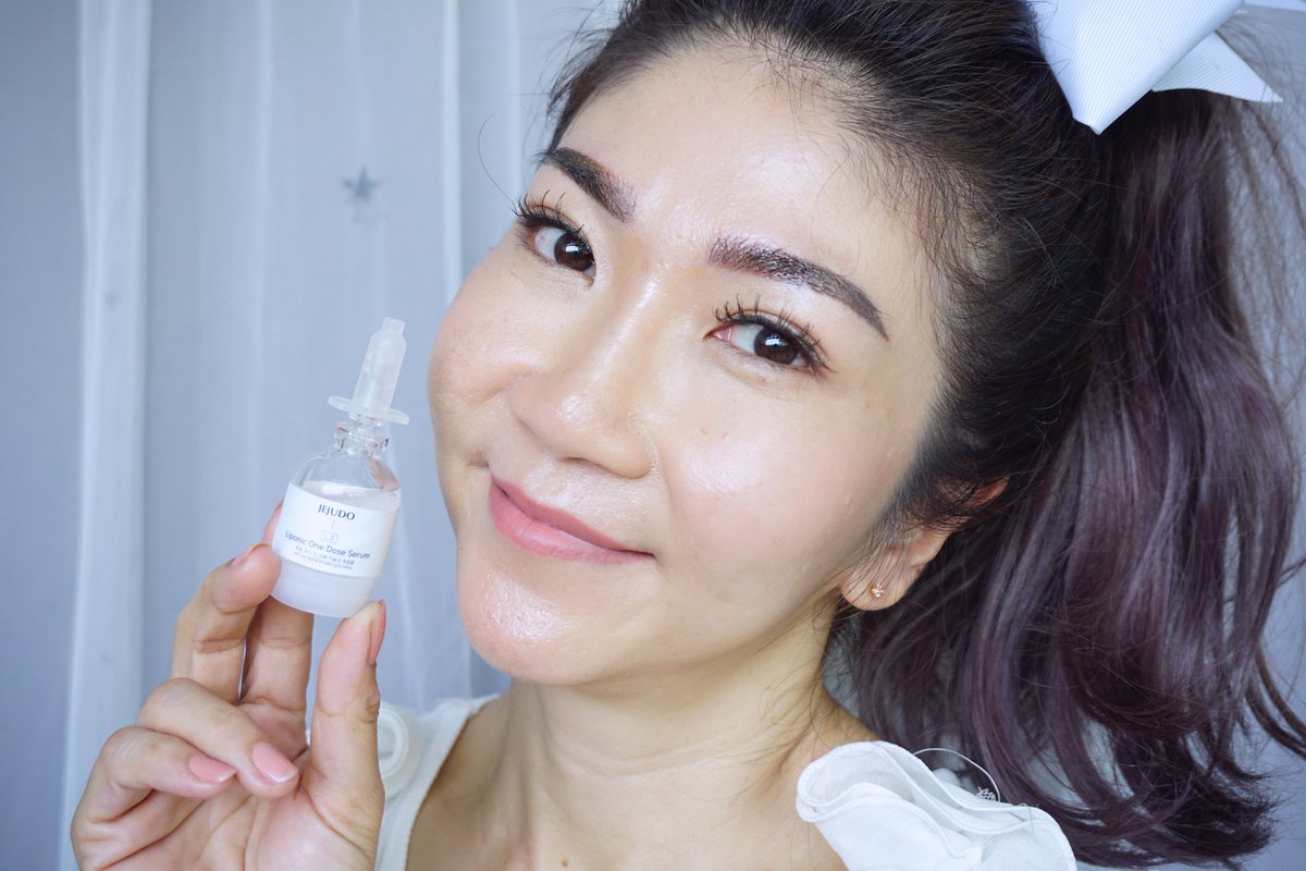koryatelling's tweet photo. ถ้าถามว่าวัย 40+ ใช้อะไรแล้วดูเด็กได้ขนาดนี้ เราใช้นี่ค่ะ 
Jejudo liponic One Dose Serum L3 เซรั่มที่รวมกรดไฮยาลูโรนิกทั้ง8ชนิด เติมน้ำกับเก็บความชุ่มชื้น ริ้วรอย ร่องลึกดูตื้นขึ้น ผิวสวยอ่อนวัยจนใครก็ชม #jejudocosmetics #liponicserum #เซรั่มหน้ากระจก https://t.co/lo6XCowwl3
