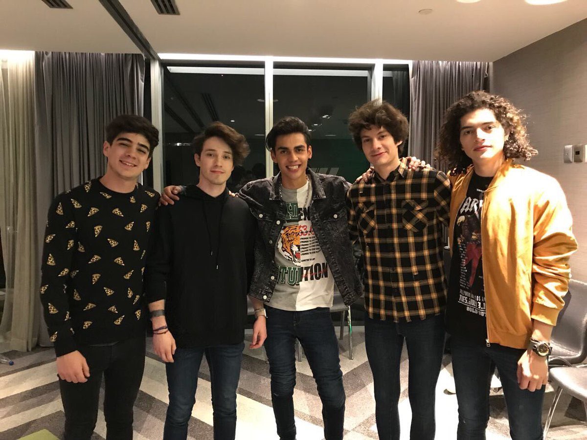 Kosdreamer's tweet image. Gracias CD9, por ser el lugar seguro de una niña de 13 años,por ser su ancla, su felicidad, gracias por haberla sacado adelante, por ayudarla a aferrarse a la vida, por hacerla reír,
gracias CD9.
Ahora esa niña tiene 20 años y siguen siendo su casita
#SiempreJuntos
#YESTOFUECD9