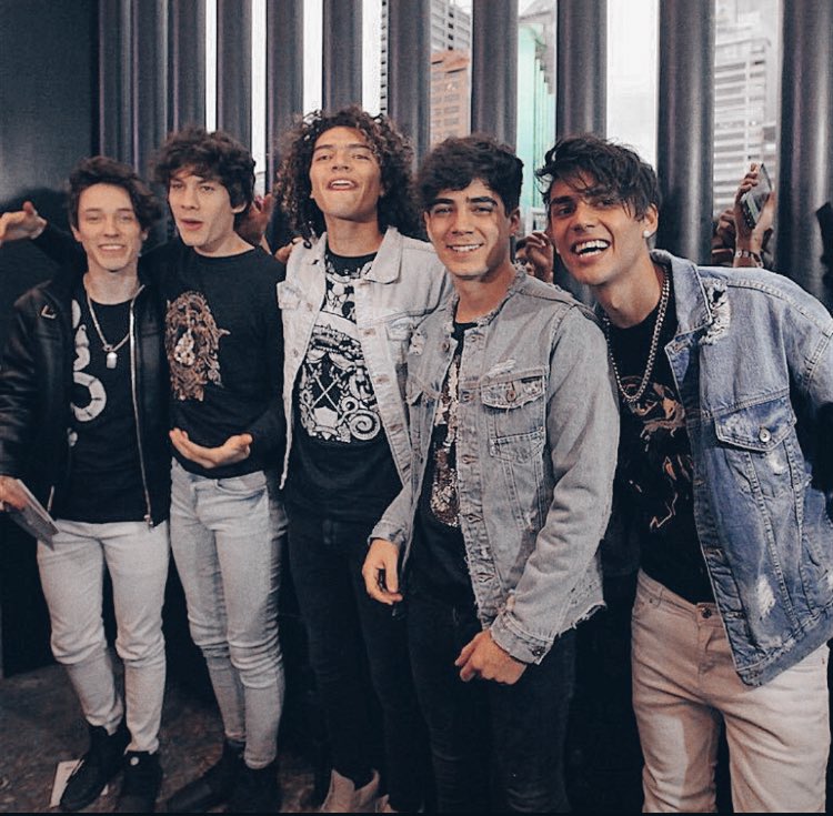 Kosdreamer's tweet image. Gracias CD9, por ser el lugar seguro de una niña de 13 años,por ser su ancla, su felicidad, gracias por haberla sacado adelante, por ayudarla a aferrarse a la vida, por hacerla reír,
gracias CD9.
Ahora esa niña tiene 20 años y siguen siendo su casita
#SiempreJuntos
#YESTOFUECD9