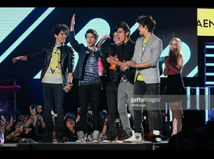 Kosdreamer's tweet image. Gracias CD9, por ser el lugar seguro de una niña de 13 años,por ser su ancla, su felicidad, gracias por haberla sacado adelante, por ayudarla a aferrarse a la vida, por hacerla reír,
gracias CD9.
Ahora esa niña tiene 20 años y siguen siendo su casita
#SiempreJuntos
#YESTOFUECD9