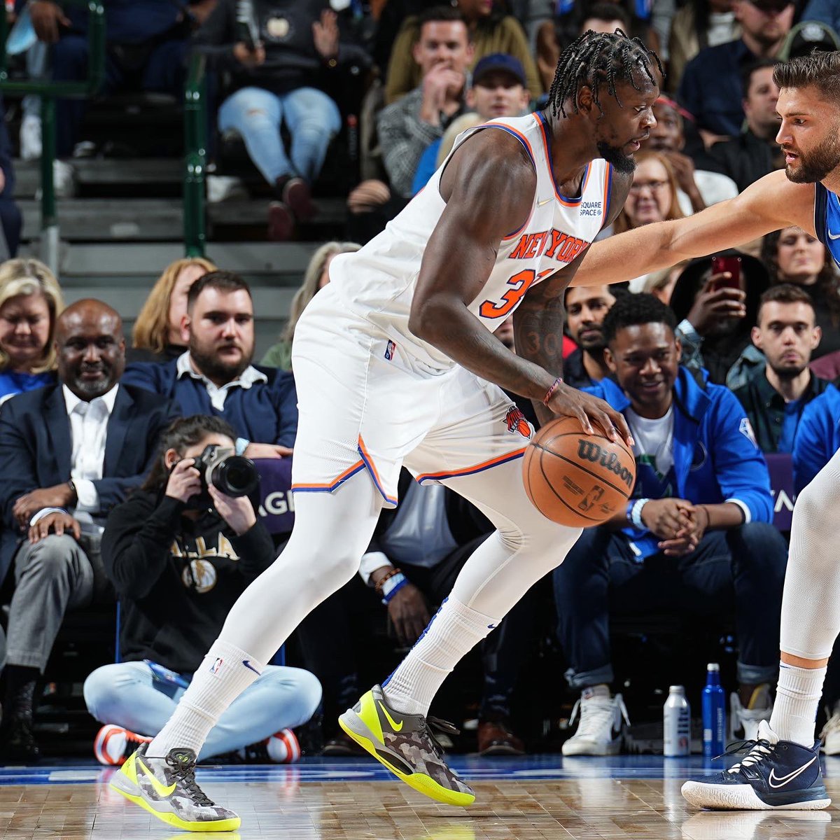 🏀 #NBAKicks 👟 on X: Julius Randle broke out the Nike Kobe 8 VOLT in  Dallas! #NBAKicks  / X