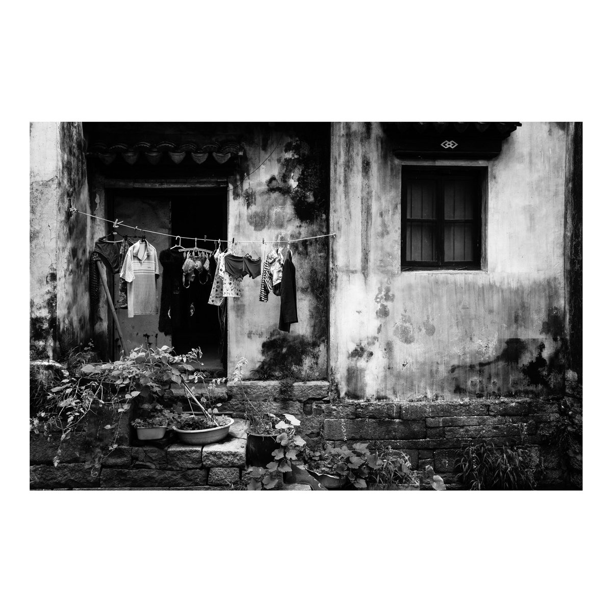 Laundry hanging outside of a house on one of Suzhou, China’s many canals. New daily print № 29, for Thursday, March 10, 2022

drm.darkroom.tech/products/850967

RT appreciated!

#photography #travel #monochrome #buyartfromartists