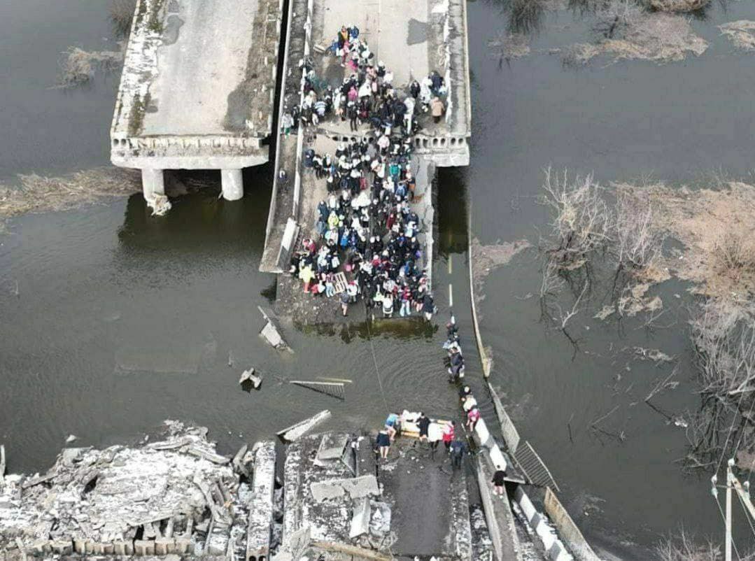 Какой мост разрушился. Разрушение моста. Разрушенный мост в Киеве. Мост в Киеве взорвали. Сломанный мост.