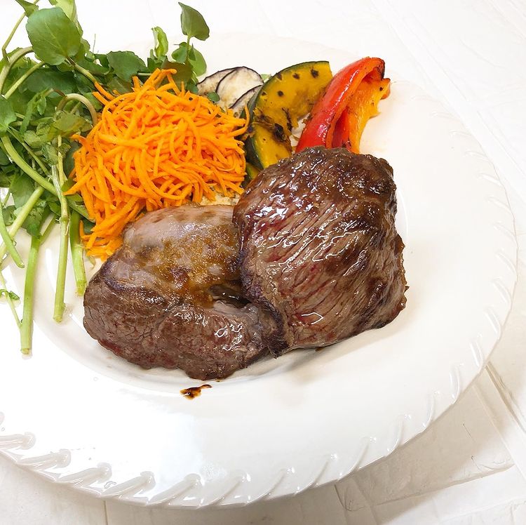 kitanojibie's tweet photo. #えぞ鹿 #モモ肉 の 調理報告頂きました👩‍🍳

モモ肉は脂身が少なくエゾシカの赤身の美味しさを思う存分堪能できますよ♪

塩胡椒して焼くだけでヨシ👍
焼肉のタレを最後に入れ、軽く煮詰めました！
とっても簡単ですね😁

煮詰めることで味が染み込んで美味しそう🤤

#北のジビエ #えぞ鹿いただきます https://t.co/RDrFCQ1HN3