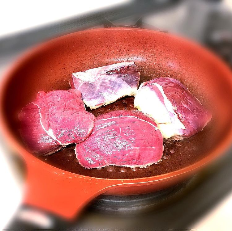 kitanojibie's tweet photo. #えぞ鹿 #モモ肉 の 調理報告頂きました👩‍🍳

モモ肉は脂身が少なくエゾシカの赤身の美味しさを思う存分堪能できますよ♪

塩胡椒して焼くだけでヨシ👍
焼肉のタレを最後に入れ、軽く煮詰めました！
とっても簡単ですね😁

煮詰めることで味が染み込んで美味しそう🤤

#北のジビエ #えぞ鹿いただきます https://t.co/RDrFCQ1HN3