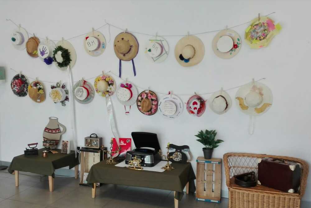cdevalor's tweet photo. #RSC_D. Una exposición muestra 60 sombreros personalizados por particulares y usuarios de asociaciones de #disCapacida en recuerdo a ‘Las sinsombrero’. https://t.co/zM75CqI02q https://t.co/UPTQU9jSb6