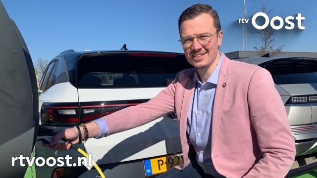 rtvoost's tweet photo. Hoge benzineprijzen: autodealers in Overijssel zien piek in aanvraag elektrische auto's https://t.co/EiviNLAZyI #rtvoost https://t.co/aoDpZ9ejOf