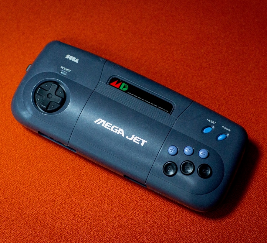 segaretrobr's tweet photo. Hoje é aniversário de 28 anos do Mega Jet, lançado no Japão em 10/03/1994! Ele era uma versão semi-portátil do Mega Drive, inicialmente lançado em 01/07/1993 para ser usado em telas de aviões do Japão, até que foi lançado depois para o público comum.
#megajet #megadrive #sega https://t.co/hOpQMITaBi