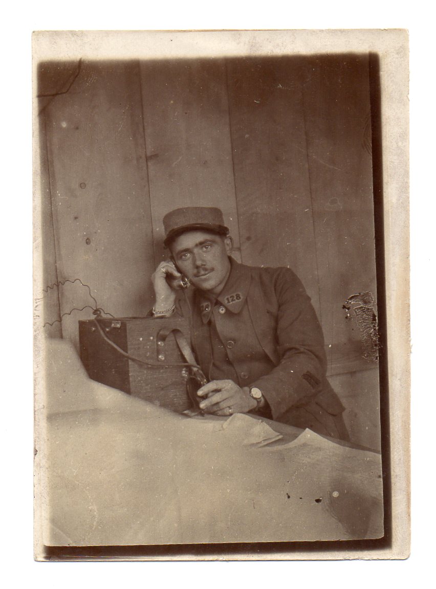 germainebertin's tweet photo. #Genealogie7Photos Mon ancêtre au travail : Lucien téléphoniste. Ce n'est pas à proprement parler son travail, mais le poste qu'il occupait au début de la guerre https://t.co/2SysVqYbxh https://t.co/3epZXfU47p