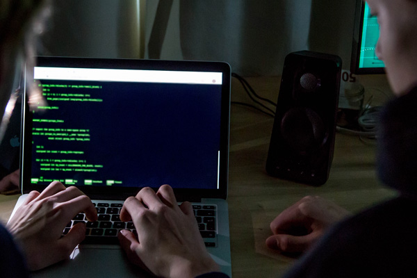 1 op de 5 mkb’ers is elk jaar slachtoffer van #internetcriminaliteit. Als je slachtoffer bent van #cybercrime wil je weten wat je moet doen. Op hackhelpdesk.nl  staat een handig stappenplan dat je helpt om (meer) schade te voorkomen. #mkb