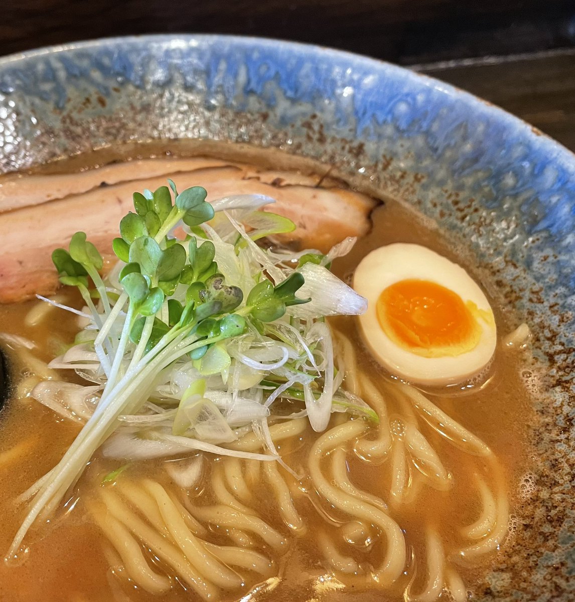 watamenmaster's tweet photo. 夫が自分のラーメン食べながら「自分のラーメンが美味しい。よそにラーメン食べに行ったみたいに美味しい😋」と言いました。

なんか、自分のラーメンにもよそのラーメンにもラーメン愛溢れる素敵なセリフ☺️❤️ https://t.co/zBJ9GiPium