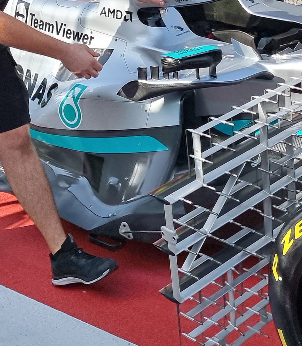 Julien_FEBREAU's tweet photo. 1ère claque visuelle de ces Tests à Bahrein !

La Mercedes n'a plus de Pontons !
Je répète, LA MERCEDES N'A PLUS DE PONTONS !😱🤯

Concept de dégagement des flancs poussé à l'extrême.
Alors Génie ou Pas ? 

Réponse en DIRECT sur @CanalplusSport dès 10h30 !😉

Photo @AlbertFabrega https://t.co/oRMrcJ6Af8