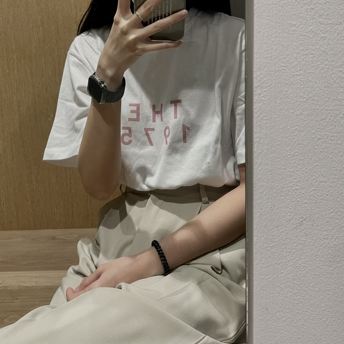 เสื้อ the 1975 ลายนี้สีน่ารักก 🤍
