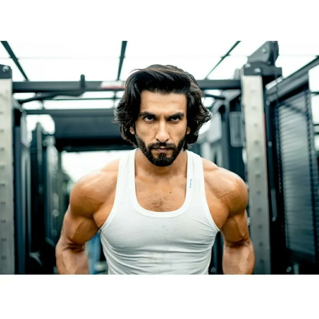 TeamTFW's tweet photo. Just look at the power in his eyes! 👀🙌 @RanveerOfficial 🤍
Isn't he looking all built up in his latest pictures! 💪💯
#RanveerSingh #builded #bollywoodstars #gymmotivation #bodybuilding #gym #NBA2K22 #FitnessGoals #musclepup #thefansworld #TFW #tfwupdate https://t.co/cLdjjhPFbp