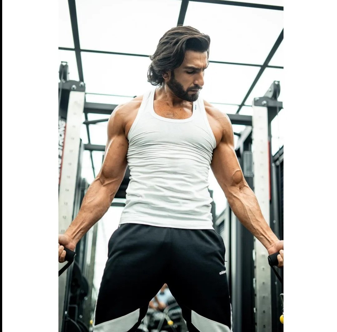TeamTFW's tweet photo. Just look at the power in his eyes! 👀🙌 @RanveerOfficial 🤍
Isn't he looking all built up in his latest pictures! 💪💯
#RanveerSingh #builded #bollywoodstars #gymmotivation #bodybuilding #gym #NBA2K22 #FitnessGoals #musclepup #thefansworld #TFW #tfwupdate https://t.co/cLdjjhPFbp