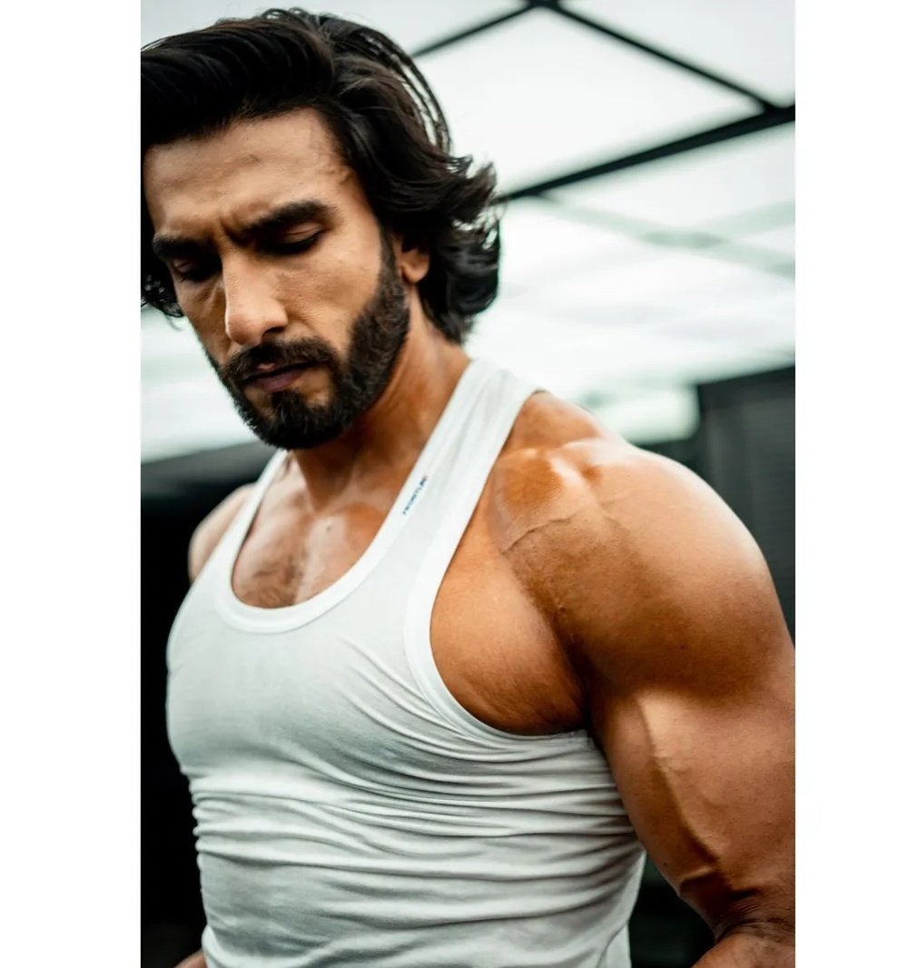 TeamTFW's tweet photo. Just look at the power in his eyes! 👀🙌 @RanveerOfficial 🤍
Isn't he looking all built up in his latest pictures! 💪💯
#RanveerSingh #builded #bollywoodstars #gymmotivation #bodybuilding #gym #NBA2K22 #FitnessGoals #musclepup #thefansworld #TFW #tfwupdate https://t.co/cLdjjhPFbp