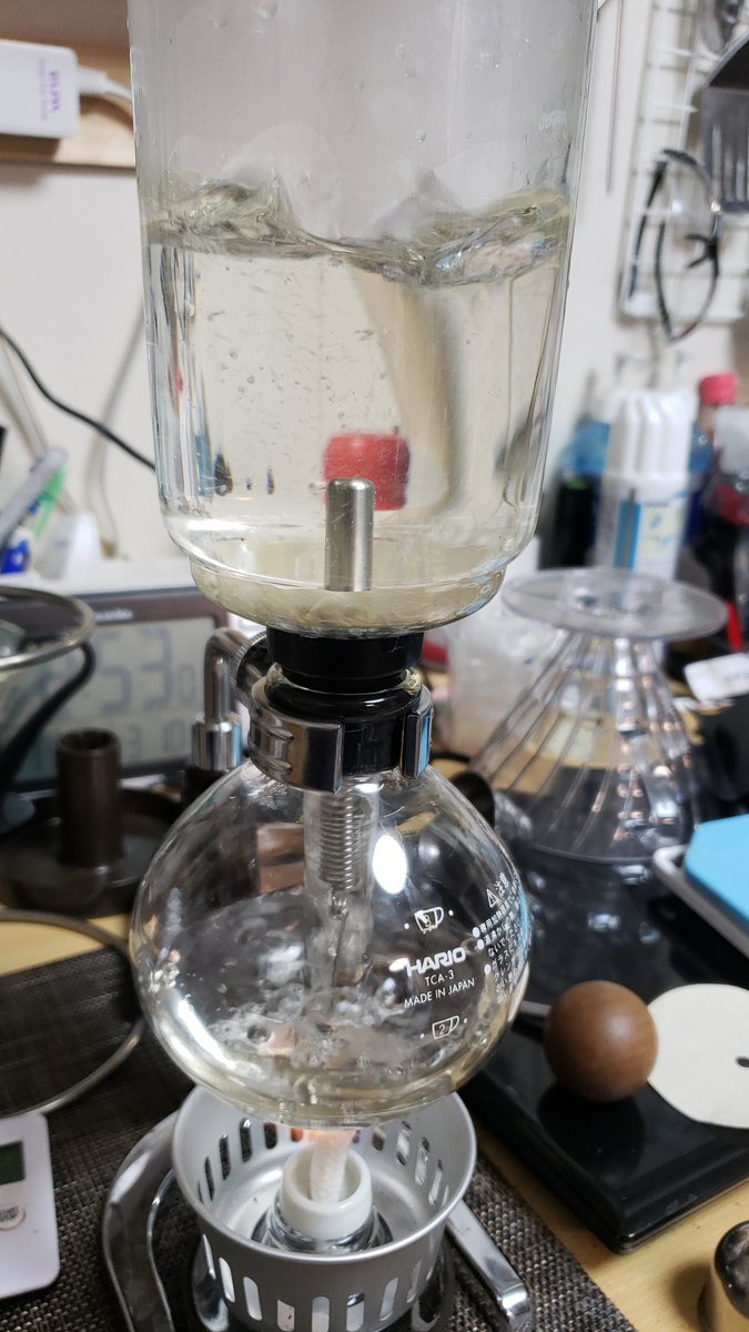 sora20180's tweet photo. 3時のティーブレイク
LIMACOFFEEさんの
Bolivia
今日はサイフォンで
ネルではなくペーパーフィルター
使って30g 400ccの水
抽出は360cc
ネルに比べて だいぶんスッキリする
個人的にはネルフィルターの方が
好きかな
#LIMACOFFEE
#Bolibia
#サイフォン
#おうちカフェ
#コーヒー好きな人と繋がりたい https://t.co/pWTb9UGa7G