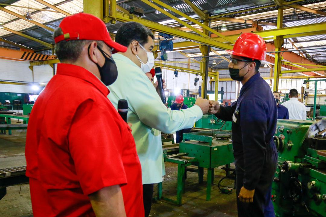 NicolasMaduro's tweet photo. Junto a la Clase Obrera Trabajadora del estado Miranda hicimos un recorrido por la empresa INVEVAL, industria recuperada por la Revolución Bolivariana. Vimos el paso a paso del esfuerzo y la capacidad productiva de estos trabajadores que apuestan a la recuperación del país. https://t.co/RKOrjhkjt4